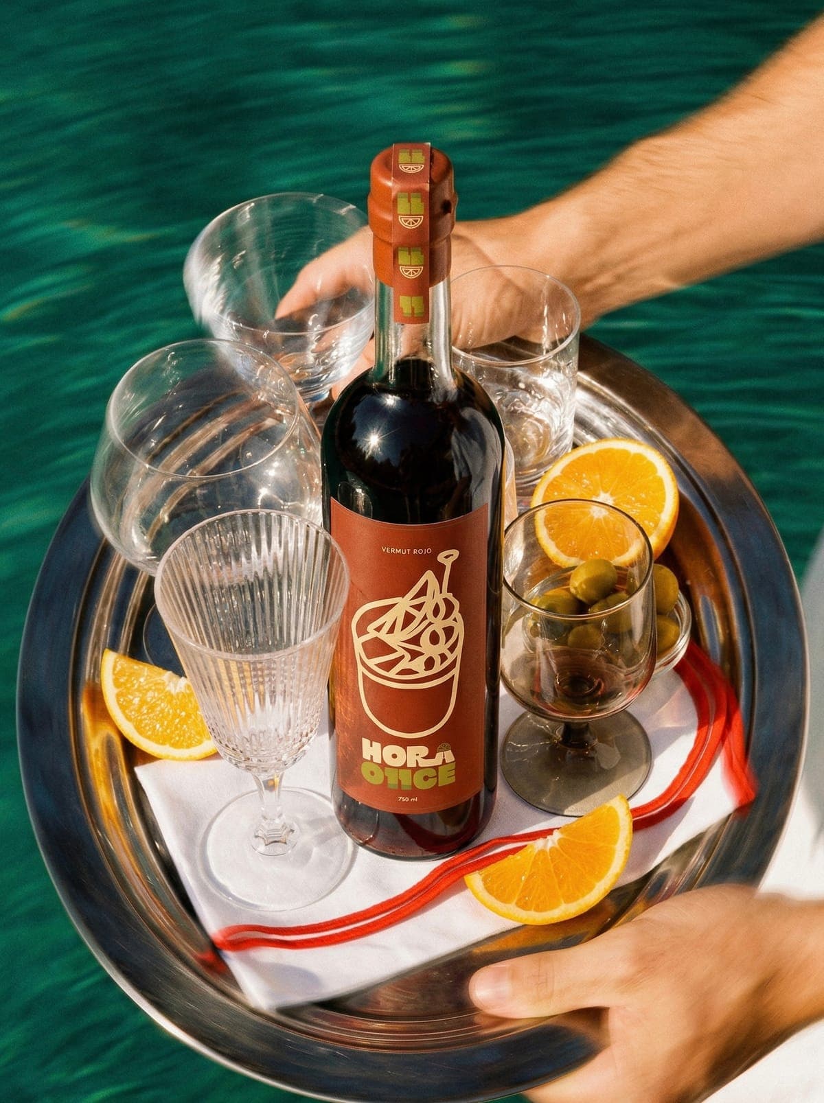 Mesa con Hora Once Vermut Rojo